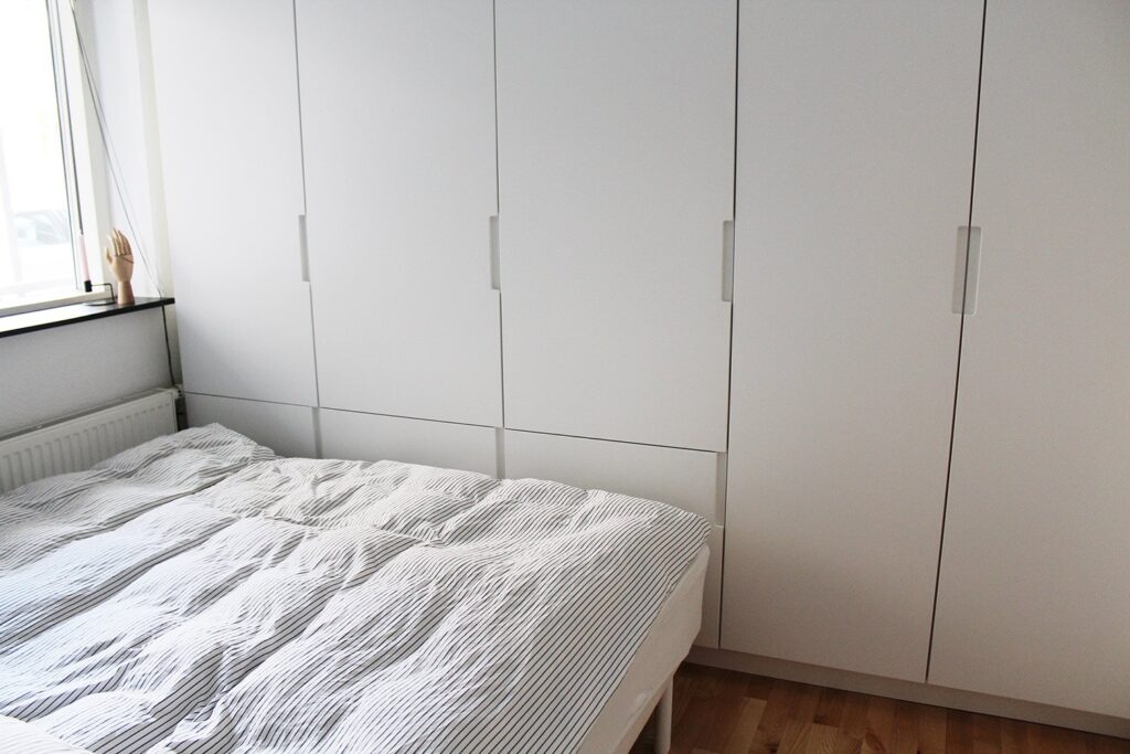 Soveværelse med indbyggede skabe