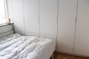 Soveværelse med indbyggede skabe